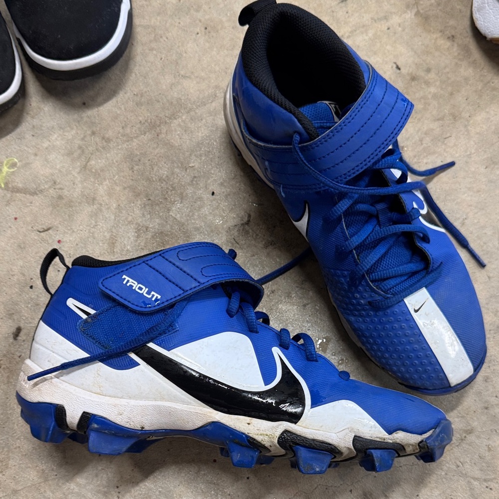 Nike Kids Blue and Black Sneakers
